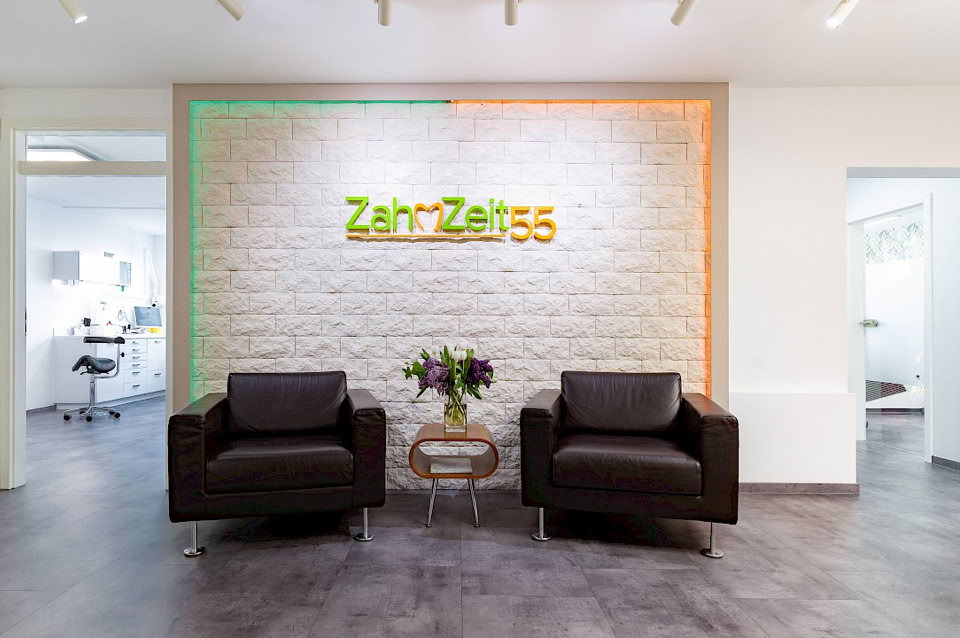 Foto von zwei Sesseln bei der Rezeption